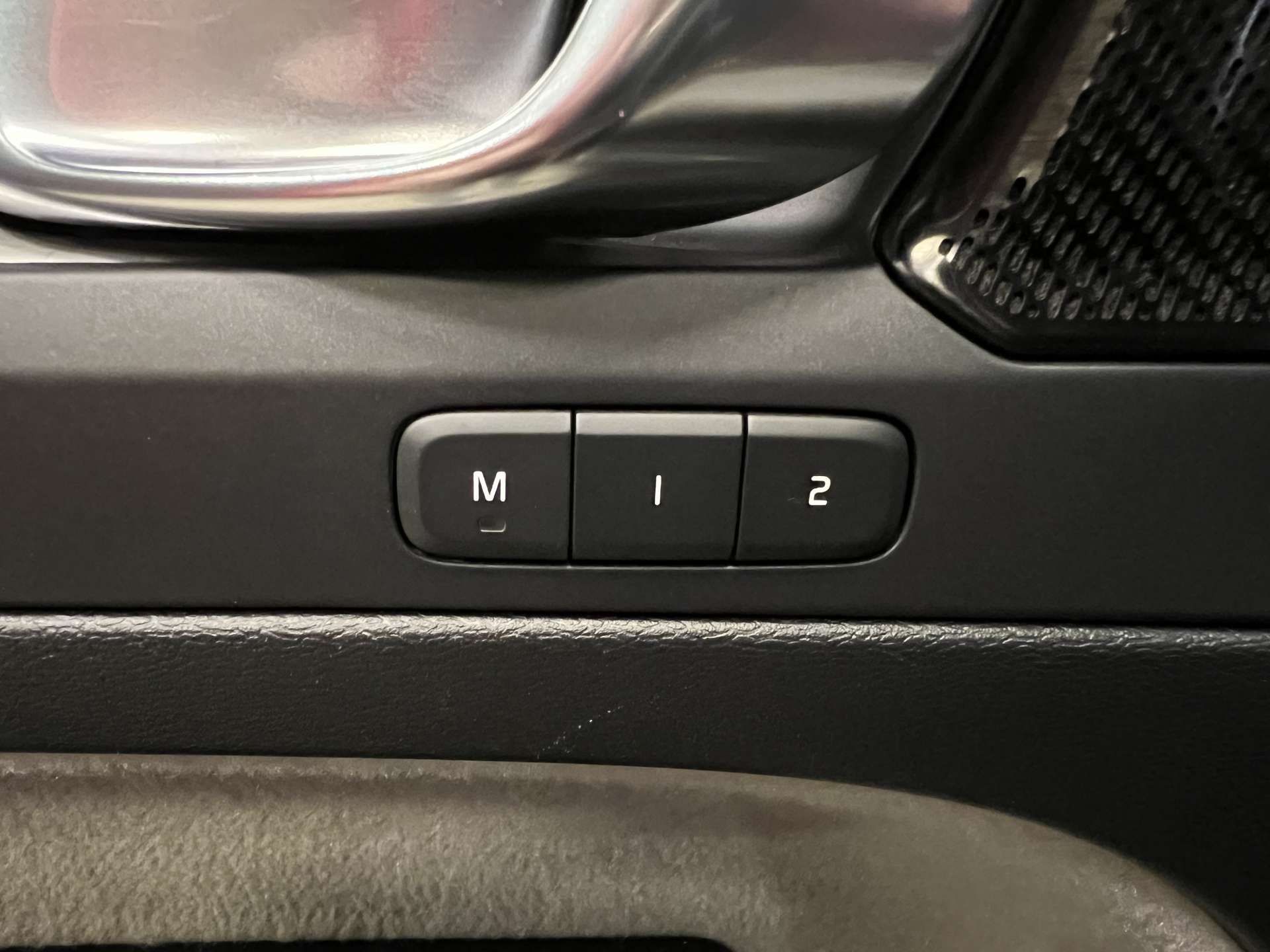 VOLVO-XC40-T3 FWD MOMENTUM GEARTRONIC